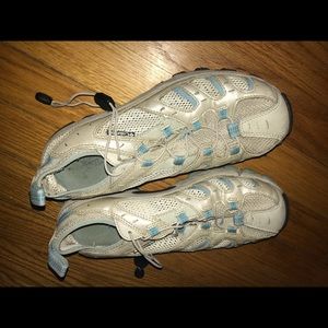 Columbia walking shoes
